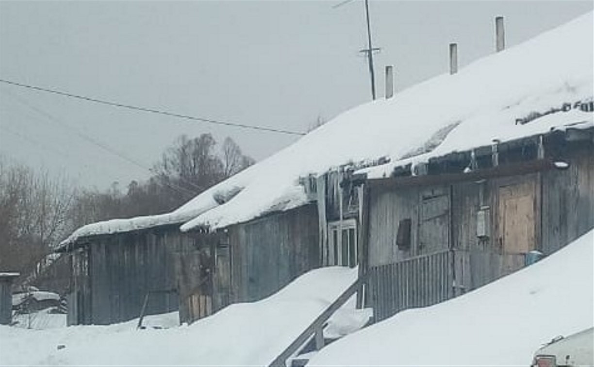 Несколько семей живут в гниющем бараке в Зональном