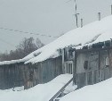 Несколько семей живут в гниющем бараке в Зональном