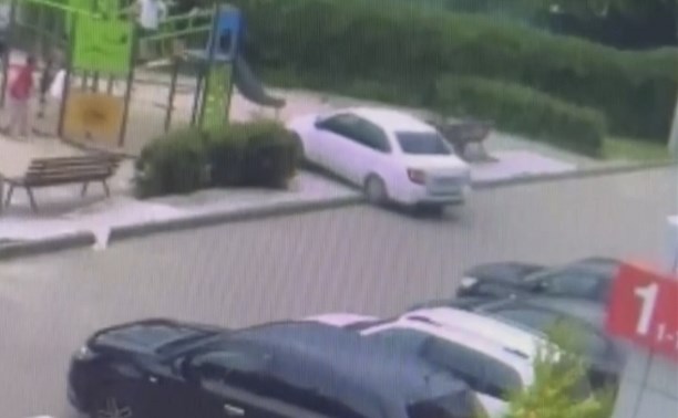 В России двухлетний малыш за рулём автомобиля чуть не уничтожил детскую площадку 