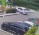 В России двухлетний малыш за рулём автомобиля чуть не уничтожил детскую площадку 