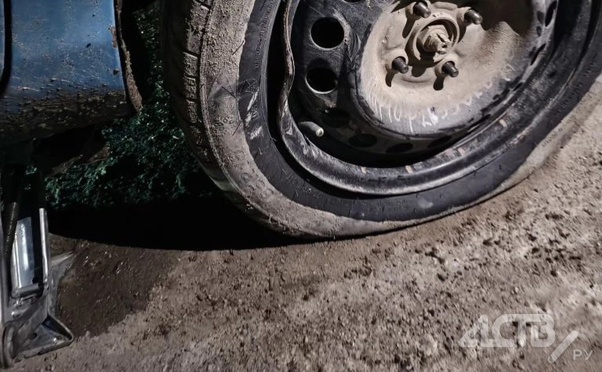 Сахалинец рассказал о двух коварных ямах, из-за которых автомобили теряют колёса