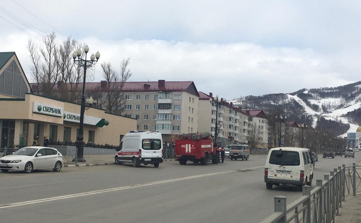 Спецслужбы оцепили территорию Сбербанка на проспекте Победы в Южно-Сахалинске