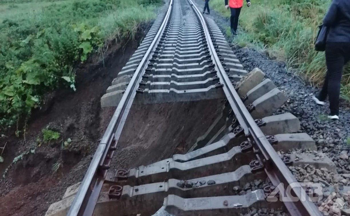К провалу на железной дороге у Томари отправили восстановительный поезд