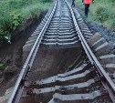 К провалу на железной дороге у Томари отправили восстановительный поезд