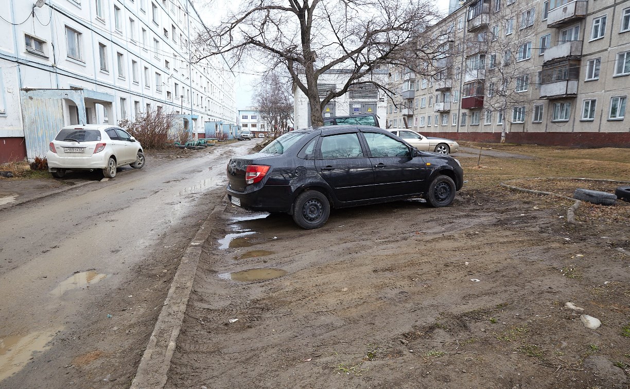В Хомутово зафиксировали около 30 фактов незаконной парковки на газонах