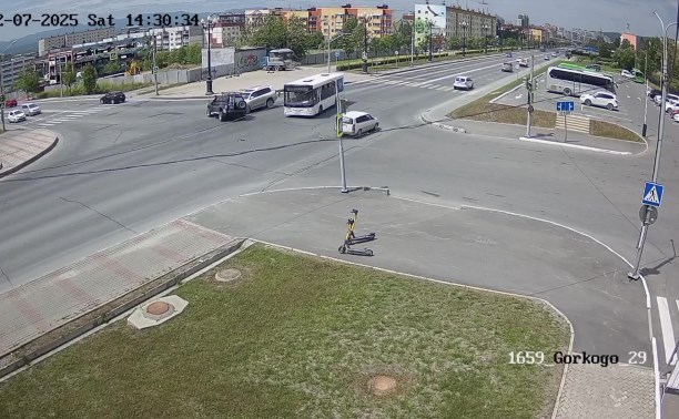 Момент столкновения двух внедорожников в Южно-Сахалинске попал на видео