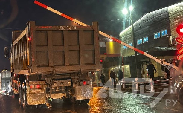 Самосвал снёс шлагбаум на железнодорожном переезде в Южно-Сахалинске