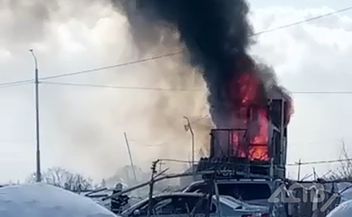 Пожар в Троицком уничтожил имущество автостоянки