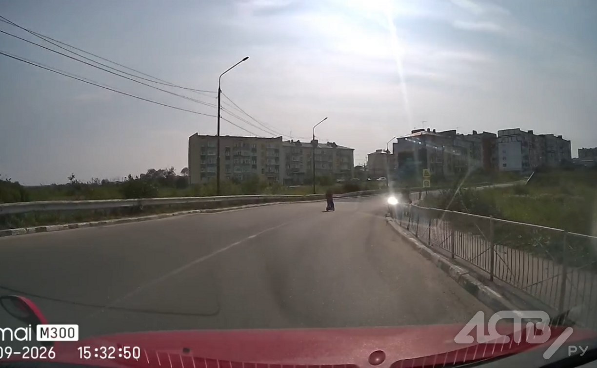 Двое подростков на одном самокате выехали на встречку в Охе
