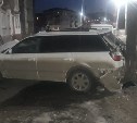 Subaru Legacy застрял между деревом и крыльцом магазина в Холмске