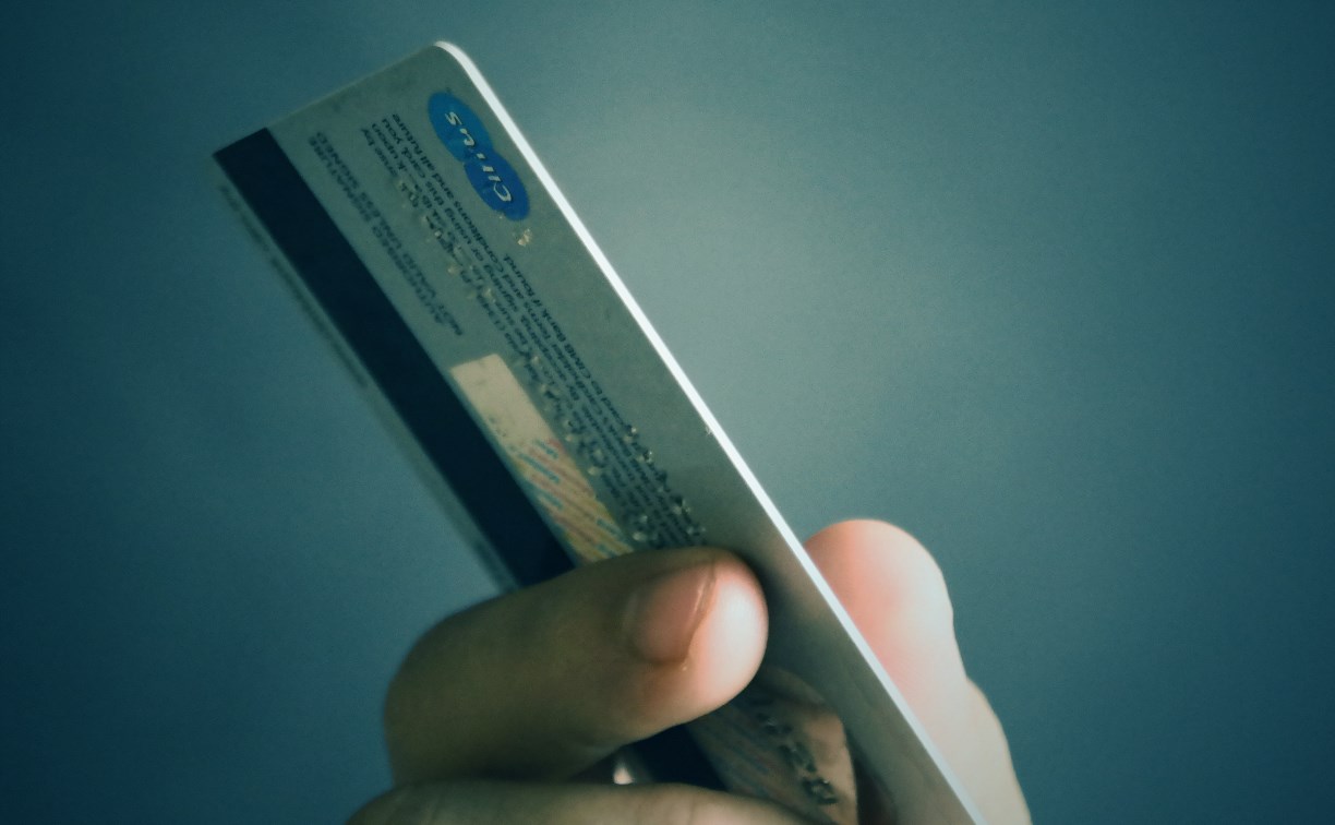 Сахалинец пригласил друга в гости, забрал его карту и отправился на шопинг