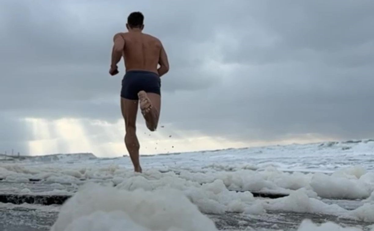 Крещение по-сахалински: островитяне окунулись в ледяное море наперекор порывистому ветру