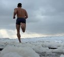 Крещение по-сахалински: островитяне окунулись в ледяное море наперекор порывистому ветру