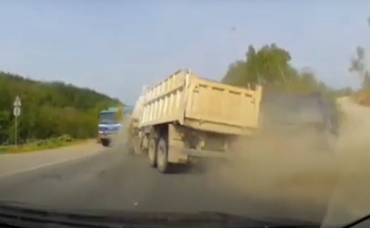 Момент удара в страшной аварии с тремя грузовиками на Сахалине попал на видеорегистратор