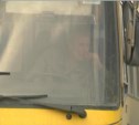 Водители сахалинских автобусов не стесняются курить за рулем