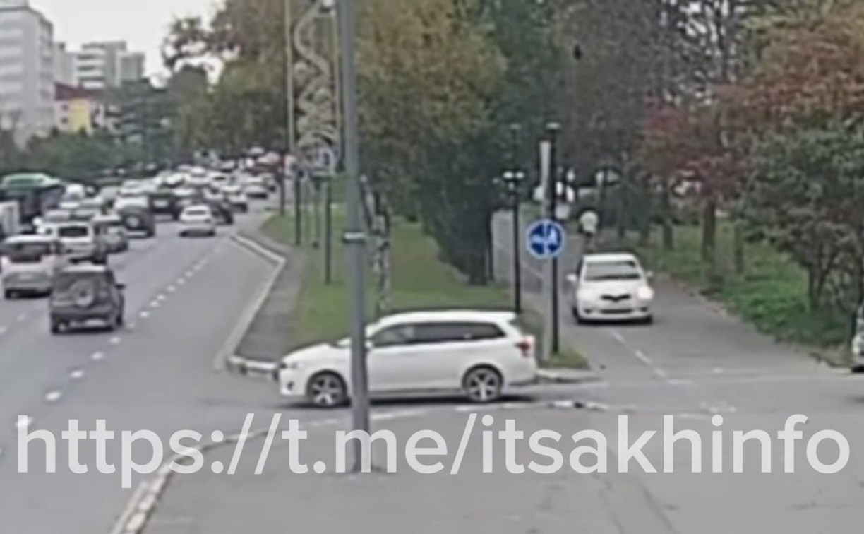 "Вершина хамства": автомобилист в Южно-Сахалинске проехал по пешеходной дорожке, притеснив людей "Вершина хамства": автомобилист в Южно-Сахалинске проехал по пешеходной дорожке, притеснив людей