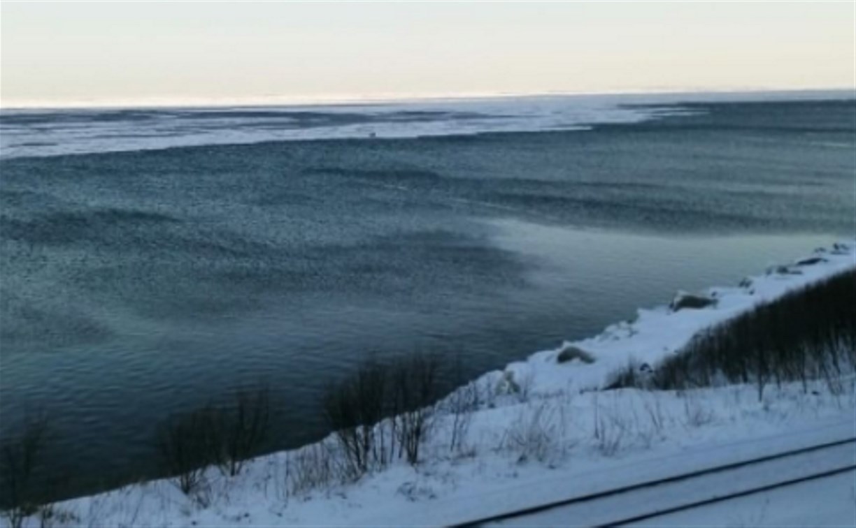 В Макаровском районе прибрежный лед оторвало от берега вместе с рыбаками
