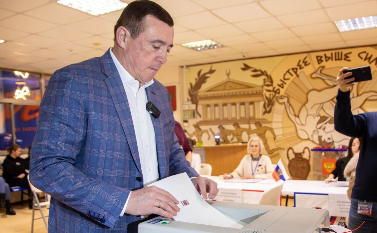 Губернатор Валерий Лимаренко одним из первых проголосовал на выборах президента РФ