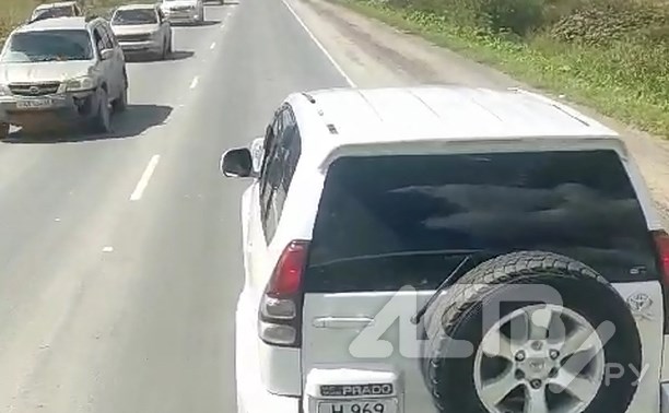 "Учитель нашёлся": реакция водителя Prado в Южно-Сахалинске на то, что не пропустили по обочине