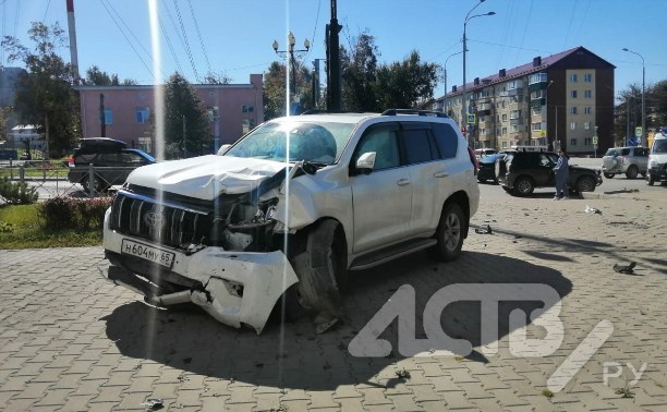 Внедорожник после аварии в Южно-Сахалинске снёс забор и вылетел на пешеходную зону