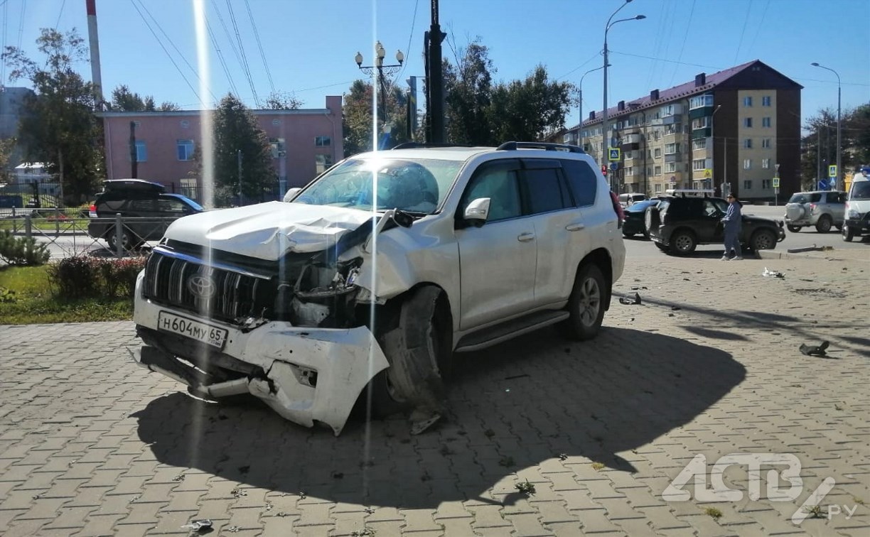 Внедорожник после аварии в Южно-Сахалинске снёс забор и вылетел на пешеходную зону