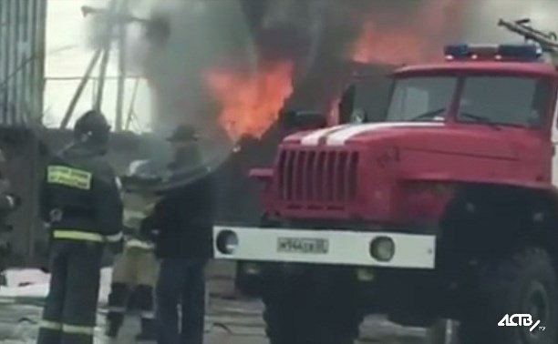 Пожарные потушили бытовку у металлобазы в Южно-Сахалинске 