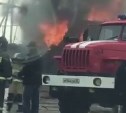 Пожарные потушили бытовку у металлобазы в Южно-Сахалинске 