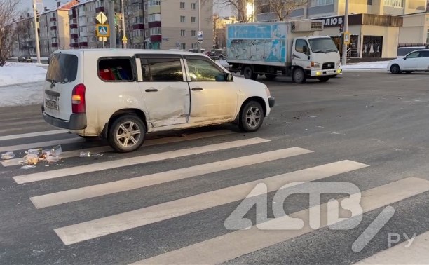 Сэндвичи разлетелись по дороге во время жёсткого ДТП в Южно-Сахалинске
