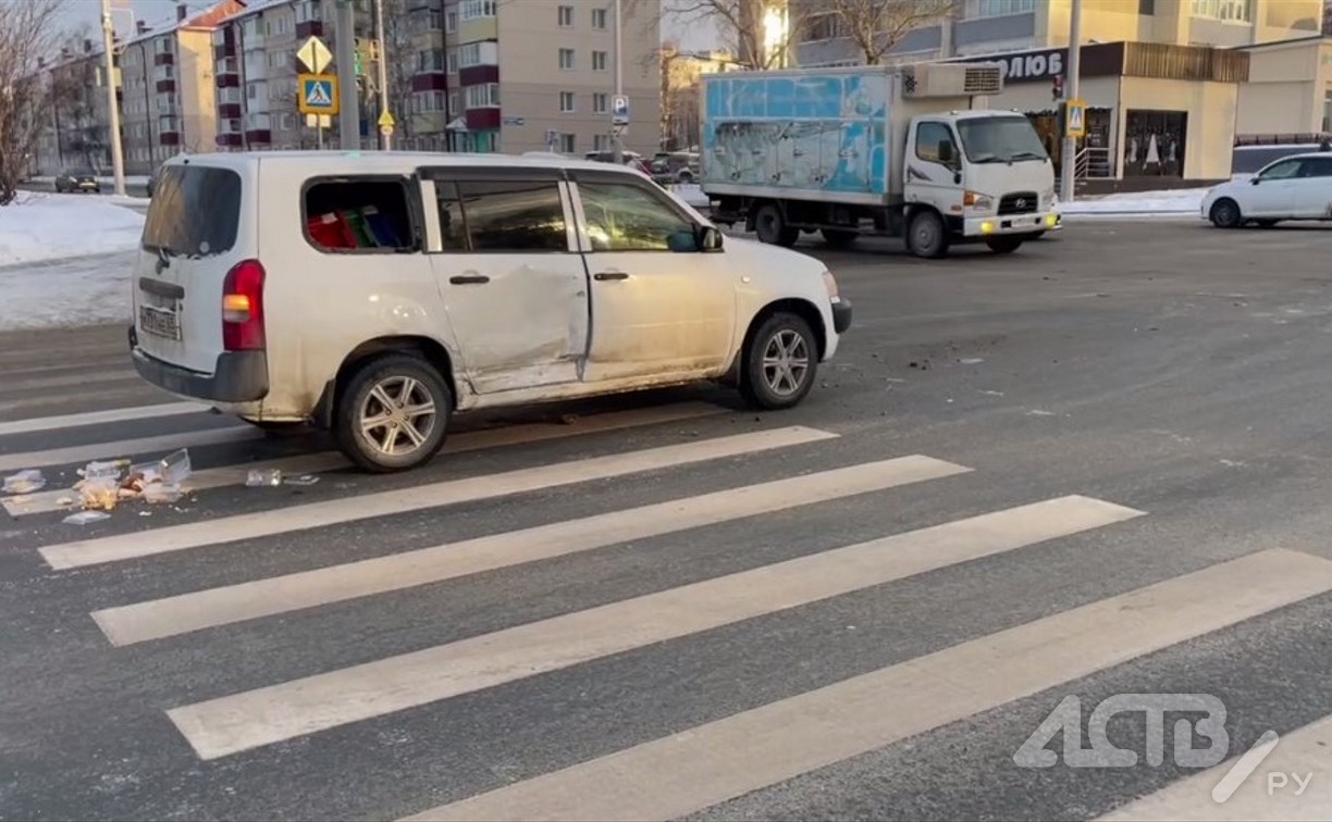 Сэндвичи разлетелись по дороге во время жёсткого ДТП в Южно-Сахалинске