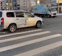 Сэндвичи разлетелись по дороге во время жёсткого ДТП в Южно-Сахалинске