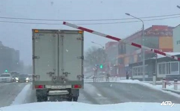 Шлагбаум опустился на грузовик на железнодорожном переезде в Южно-Сахалинске