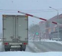 Шлагбаум опустился на грузовик на железнодорожном переезде в Южно-Сахалинске