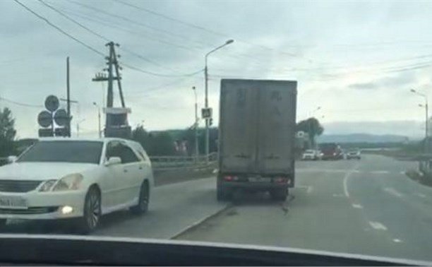 Водитель грузовика в Южно-Сахалинске едва не спровоцировал серьезную аварию