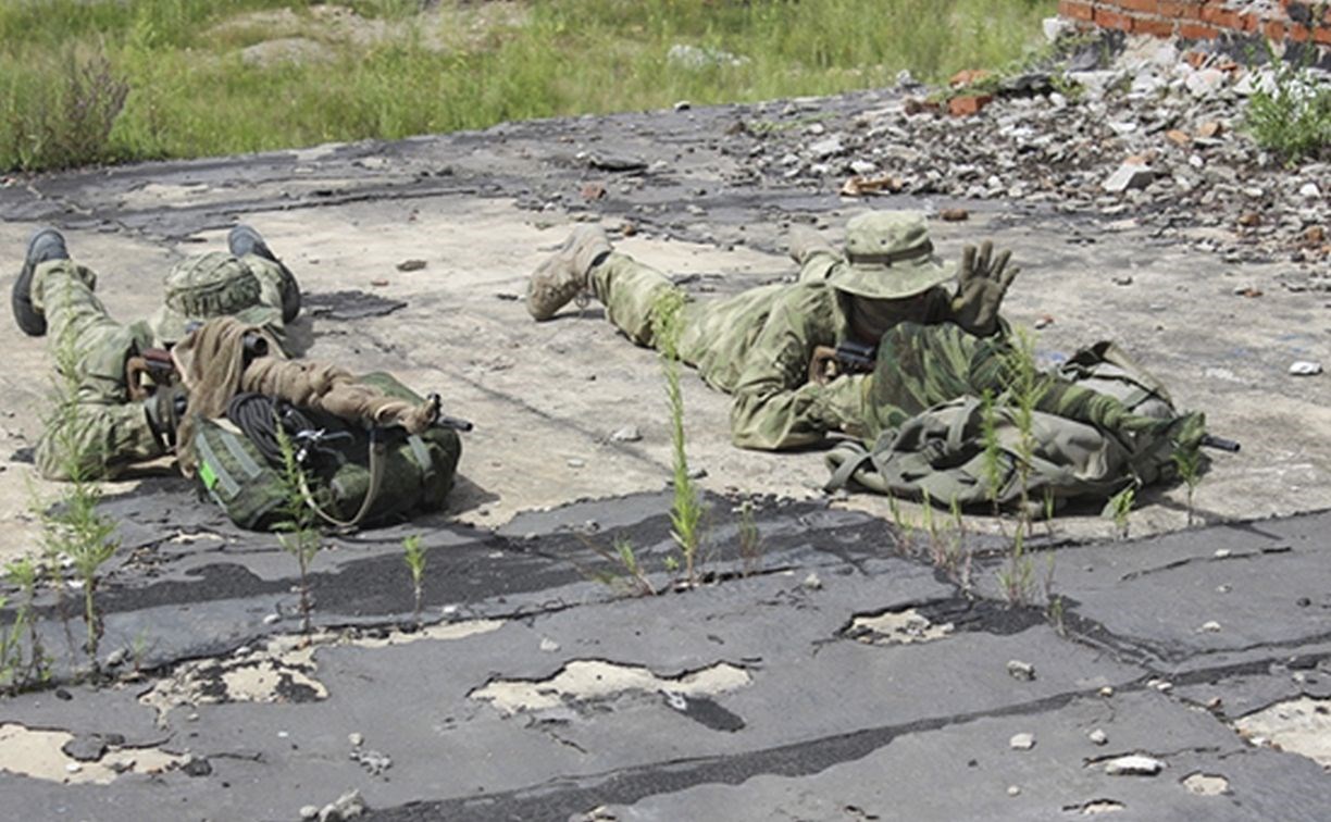 Снайперы на Курилах отрабатывают навыки стрельбы в городских условиях