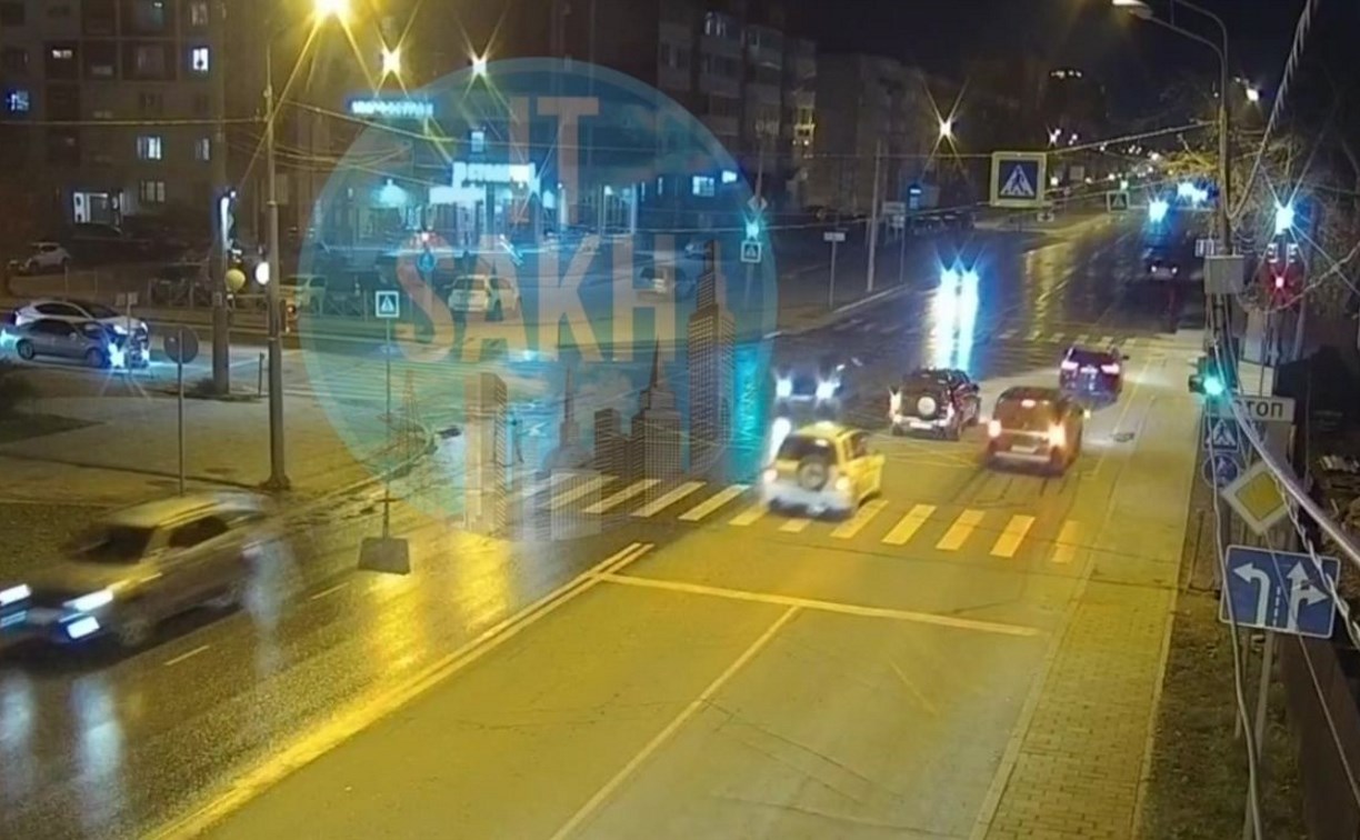 Автомобиль протаранили на перекрёстке в Южно-Сахалинске