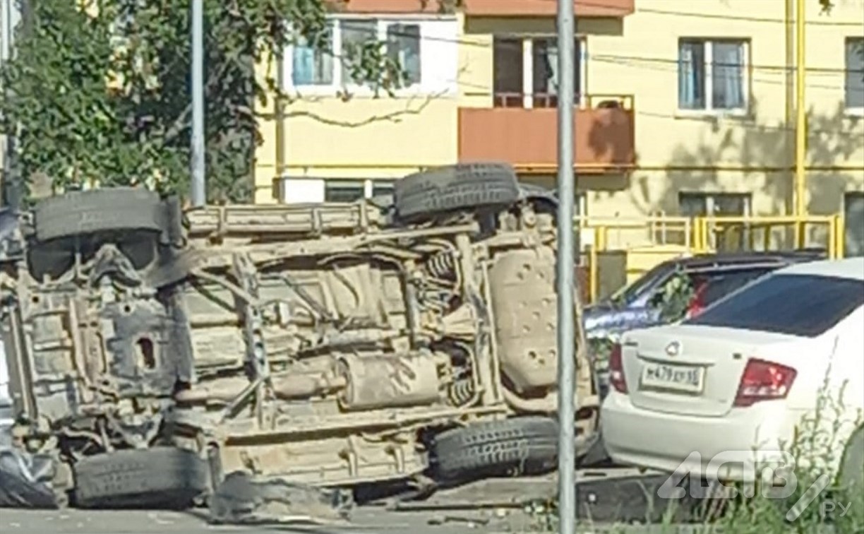 Джип опрокинулся на бок от удара седана в Южно-Сахалинске