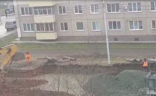 Крупная авария на водоводе произошла во время ремонта ул. Комсомольской в Южно-Сахалинске 