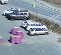 "Сериал "Истукан" продолжается": блоки на парковке у ТЦ в Южно-Сахалинске заменили чем-то новеньким
