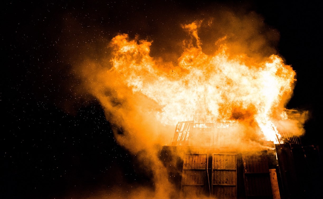 В Александровске-Сахалинском загорелась баня