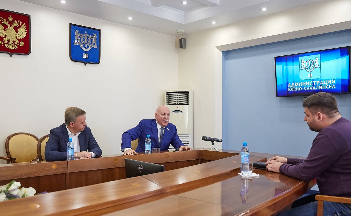 Мэр Южно-Сахалинска встретился с сенатором Дмитрием Мезенцевым