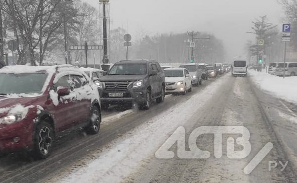 "Все переобулись?": метель парализовала движение на юге Сахалина, авто массово попадают в ДТП