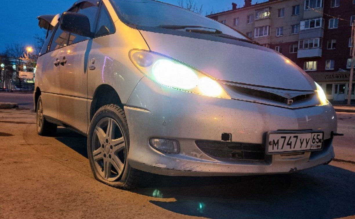 Автомобилист жёстко влетел в яму в Южно-Сахалинске и потерял колесо