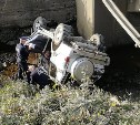 Автомобиль упал с моста в Холмском районе