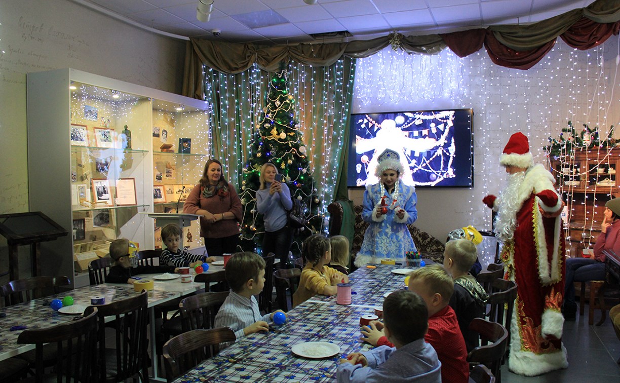 Южно-сахалинские малыши построили дом для Деда Мороза