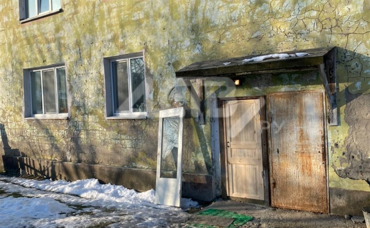 Жители Сахалина не оценили "стеклянную" межкомнатную дверь, которую поставили на их подъезд