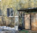 Жители Сахалина не оценили "стеклянную" межкомнатную дверь, которую поставили на их подъезд