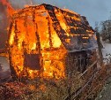 Появились фото дачного дома, уничтоженного огнём в Углегорске 