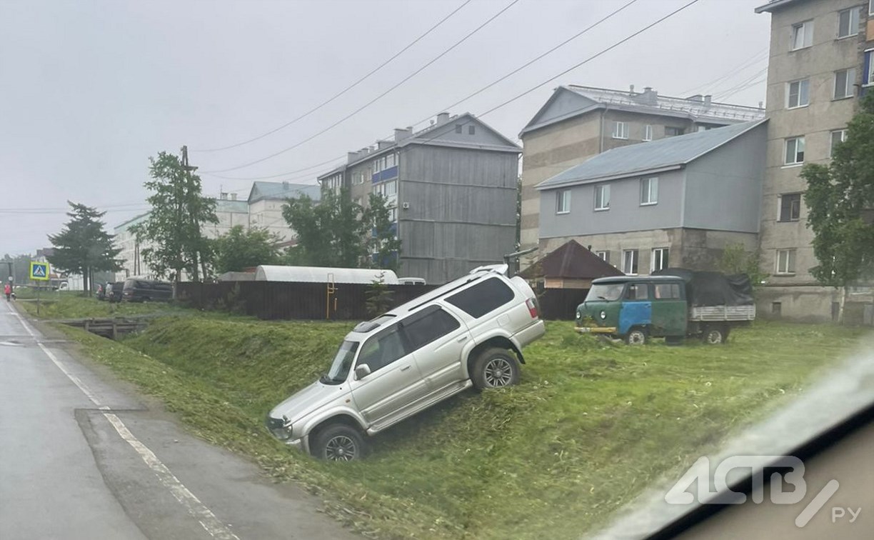 Неудачно припарковался: сахалинцы обнаружили одинокий внедорожник в кювете  в Луговом - Новости Сахалинской области. Происшествия - astv.ru