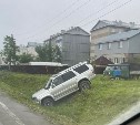 Неудачно припарковался: сахалинцы обнаружили одинокий внедорожник в кювете в Луговом