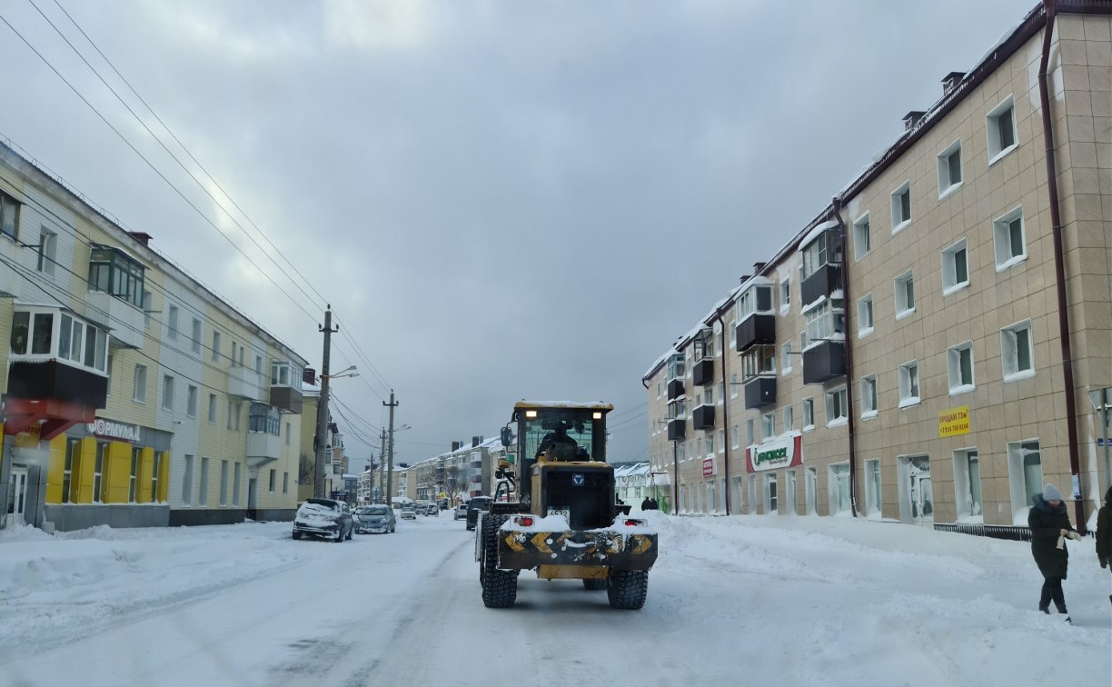 В Холмске расчищают дороги и тротуары от снега